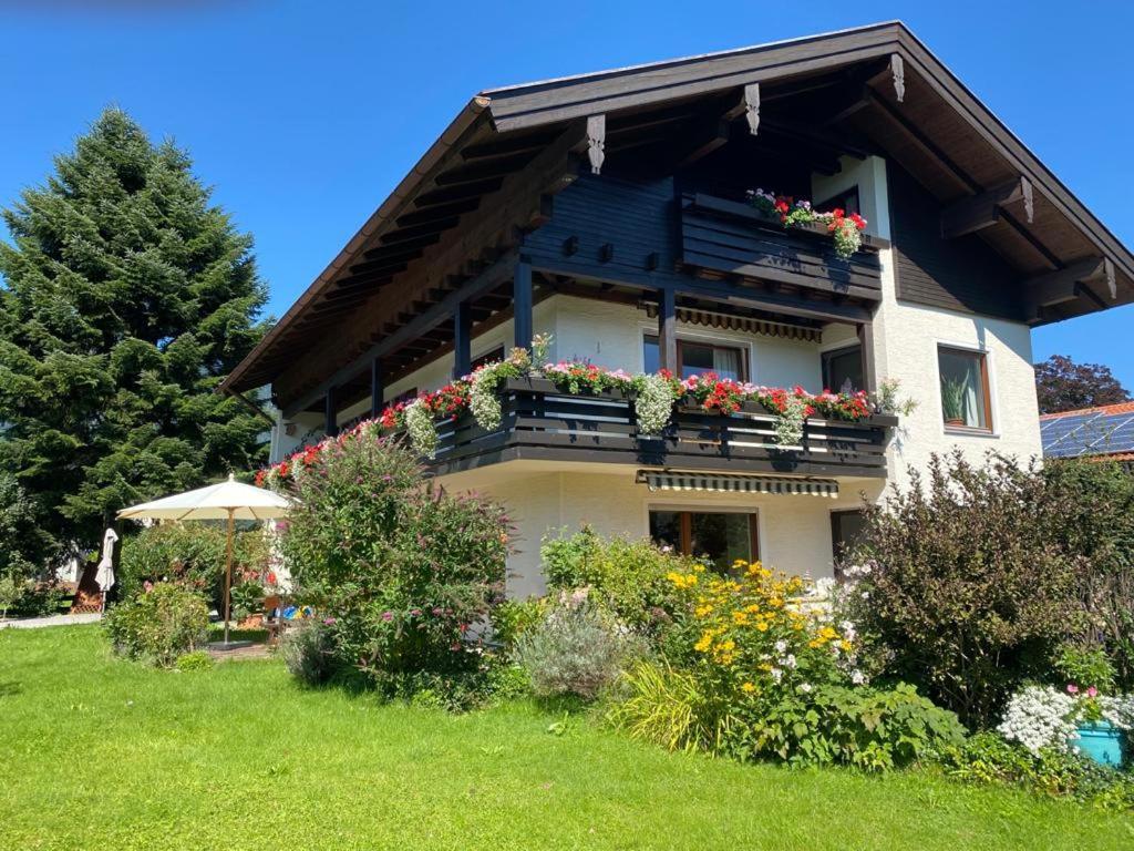 Charmantes Garten-Apartment: Erholung Im Chiemgau Unterwossen Bagian luar foto
